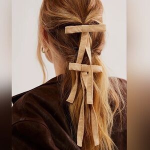 NWT Free People Ivory-Blush Lovely Bow Set of 2 Hair Clips